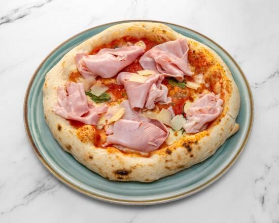 Une pizza classique margherita avec des ingrédients frais.