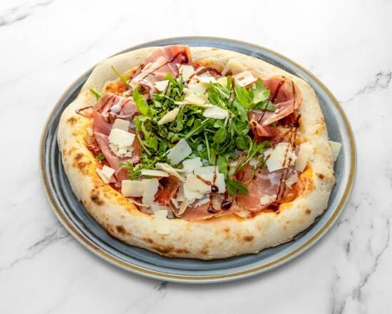 Une pizza spéciale du chef avec des garnitures uniques.