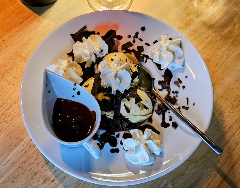 Un dessert italien classique, comme le tiramisu.